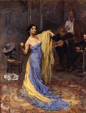 Tänzerin in langem Kleid und mit Tuch, hinter ihr Musiker