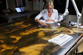Restaurierung der „Madonna des heiligen Sebastian“ Restauratorin arbeitet an großem liegenden Gemälde