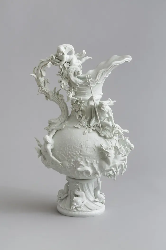 Vase mit Verzierungen
