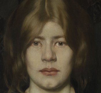 Frau, die eine Zigarette in der Hand hält