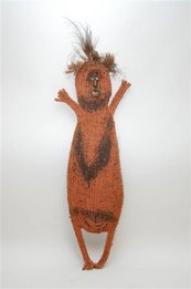 geflochtene Figur mit hochgestreckten Armen