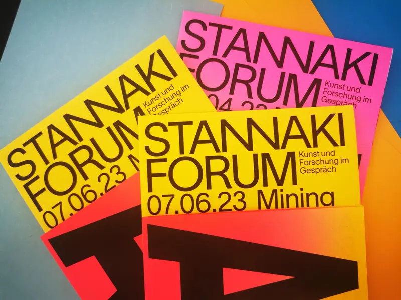 verschiedene bunte Flyer