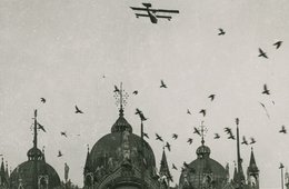 schwarz-weiß Foto eines Flugzeugs über dem Markusplatz in Venedig