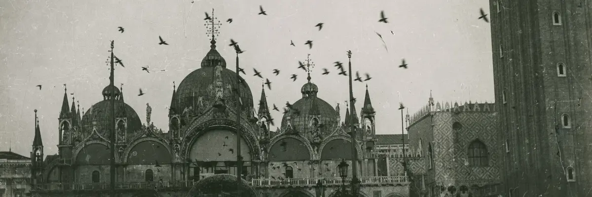 schwarz-weiß Foto eines Flugzeugs über dem Markusplatz in Venedig