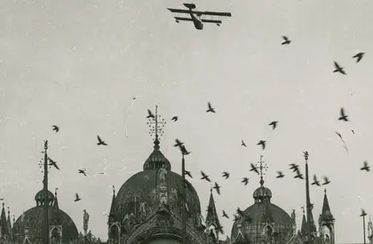 Foto Graziadei Venezia, Wasserflugzeug über dem Markusplatz schwarz-weiß Foto eines Flugzeugs über dem Markusplatz in Venedig