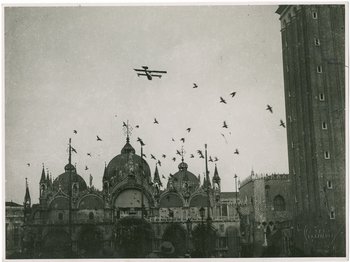 schwarz-weiß Foto eines Flugzeugs über dem Markusplatz in Venedig