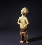 Holzplastik, die einen Mann mit Bart und Hose zeigt