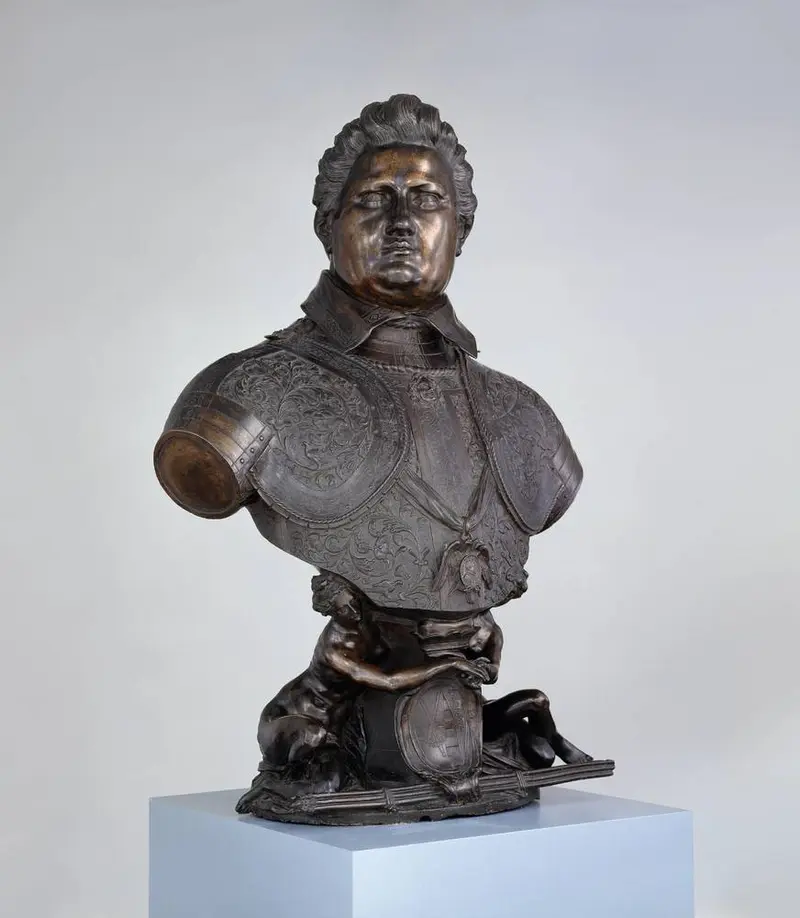 Eine Bronzebüste eines Mannes in einer Prunkrüstung 