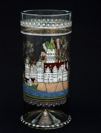 Ansicht eines Glashumpens mit der bunten Darstellung des Schlosses Hartefels