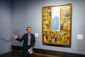 Ausstellungsansicht "Im Angesicht des Menschen – Sławomir Elsner/Albrecht Dürer" Person steht neben gerahmtem Bild