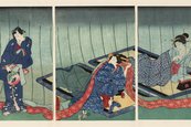 Utagawa Kunisada, Serie „Die zwölf Stunden mit dem Prinzen Genji“: Die Stundes des Hahns, 1859 dreiteiliges Bild mit mehreren Personen, zwei stehend, zwei auf einer Matte liegend