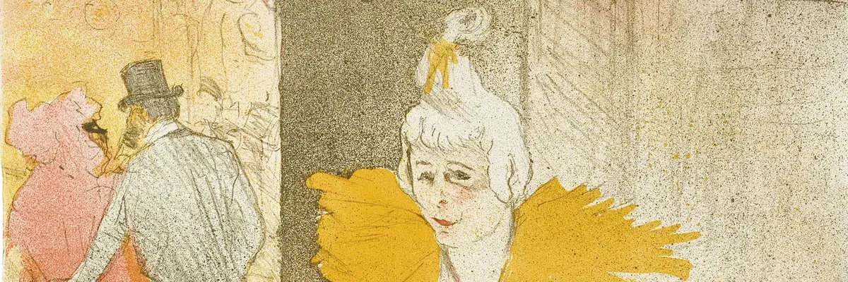 Lächelnde Frau sitzt mit gespreizten Beinen, im Hintergrund festlich Gekleidete