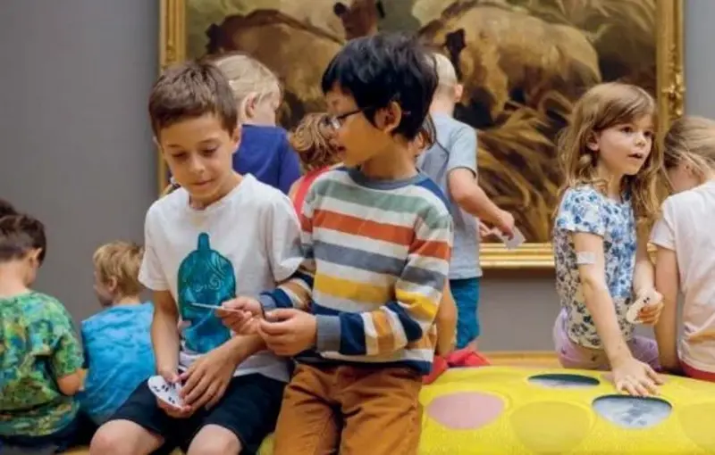 Eine Broschüre "Angebote für Schulen und Kitas"