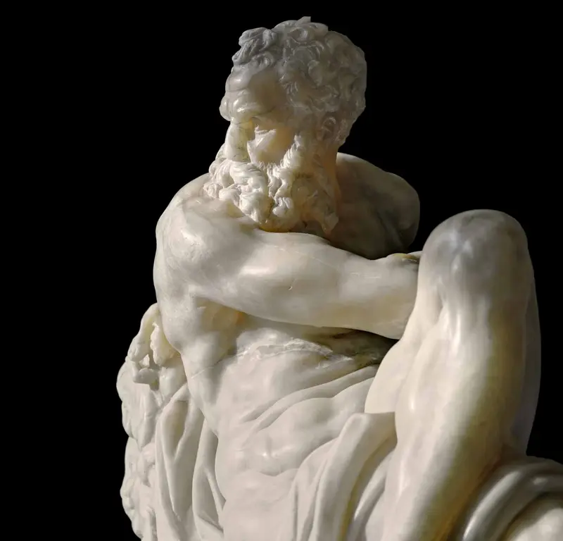 Skulptur eines nackten liegenden Mannes