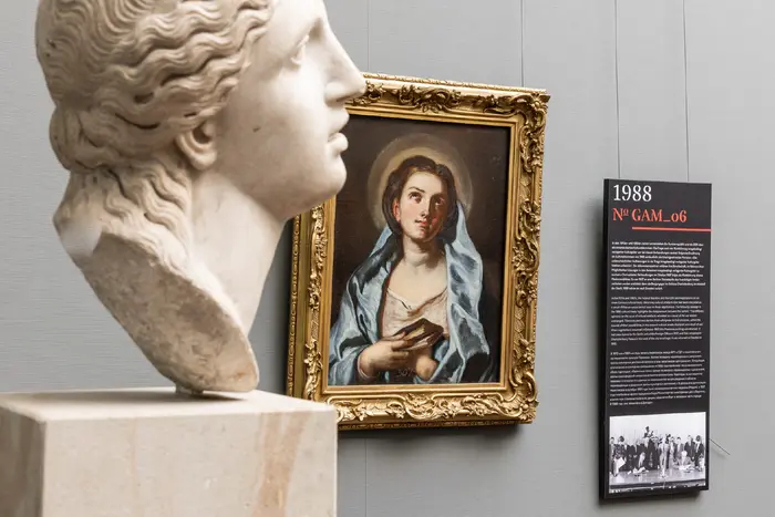 Ausstellungsansicht mit Gemälde und einer antiken Plastik