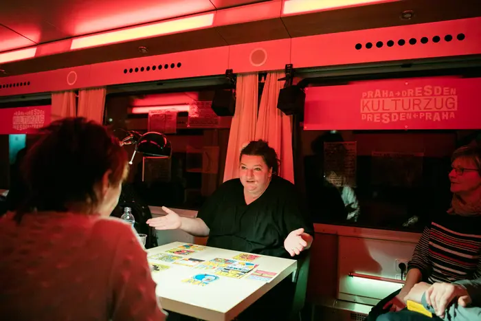 1.12.2017: Interaktive Kunstreise mit der Dresdner Sängerin, Texterin, Schauspielerin und Zeichnerin Anna Mateur als „Orakelmateur“