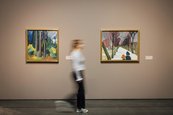 Ausstellungsansicht "Paula Modersohn-Becker und Edvard Munch. Die großen Fragen des Lebens" zwei Bilder an der Wand und eine Besucherin