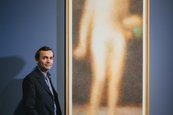 Ausstellungsansicht "Im Angesicht des Menschen – Sławomir Elsner/Albrecht Dürer" Person steht neben hohem gerahmtem Bild