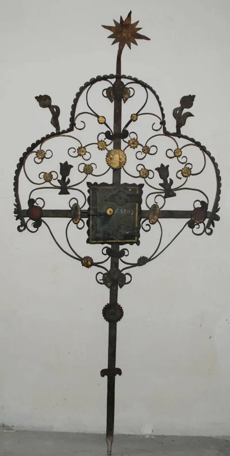 Grabkreuz mit aufklappbaren Buch