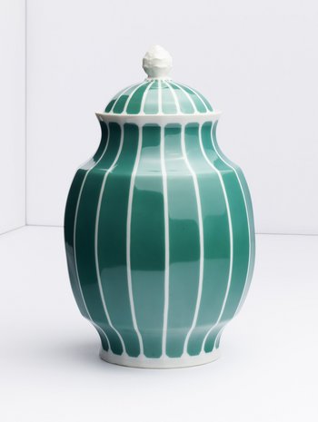 Eine grüne Vase mit weißen Streifen und Deckel