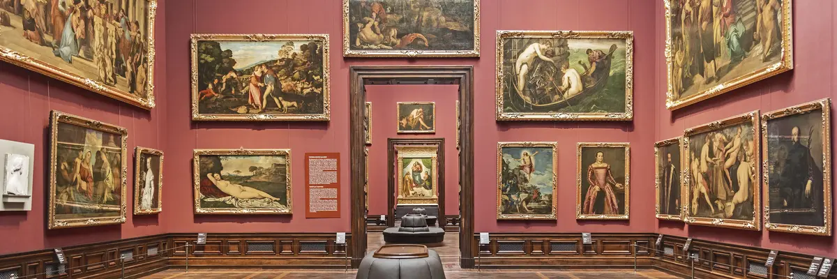 Ein großer Ausstellungssaal der Gemäldegalerie Alte Meister