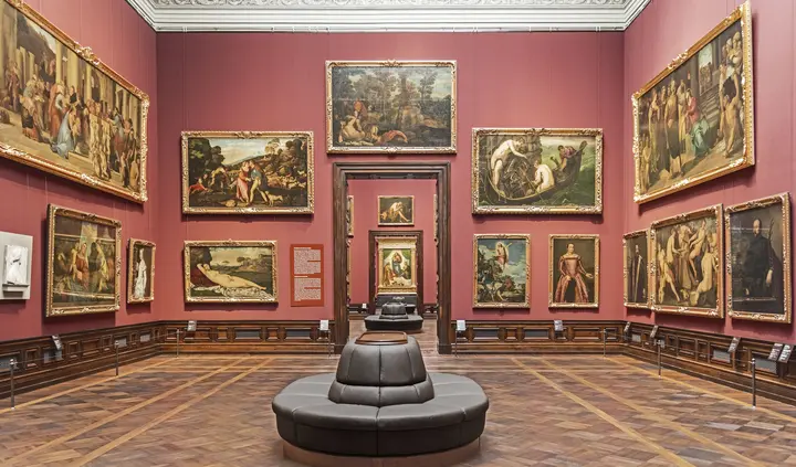 Ein großer Ausstellungssaal der Gemäldegalerie Alte Meister