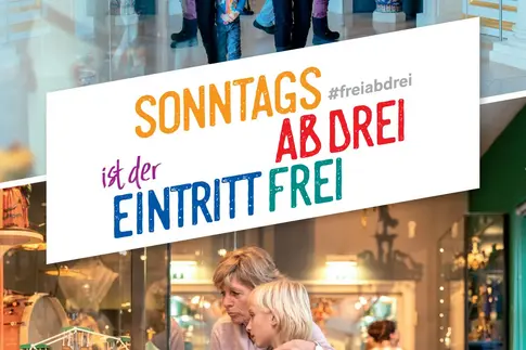 Blick in den Ausstellungsraum mit Schriftzug, dass sonntags der Eintritt ab 3 Uhr frei ist