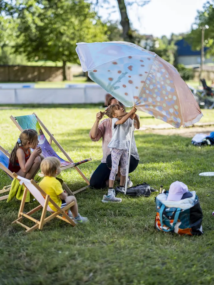 Menschen draußen auf Rasen