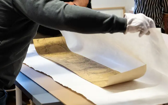 Eine Grafik wird in Papier verpackt