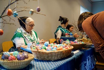 Frauen mit Ostereiern