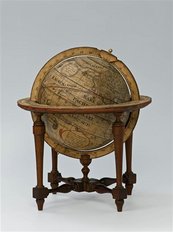 detailliert bemalter Globus in einem Gestell