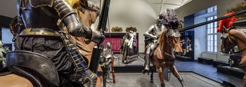 Ritterrüstungen auf Holzpferden in der Ausstellung 