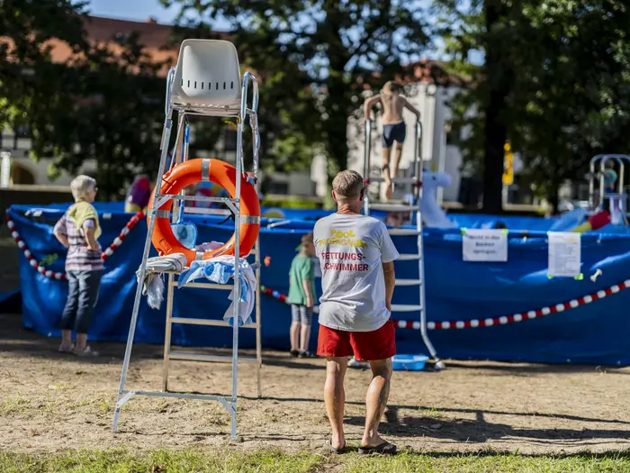 Person vor Swimming Pool