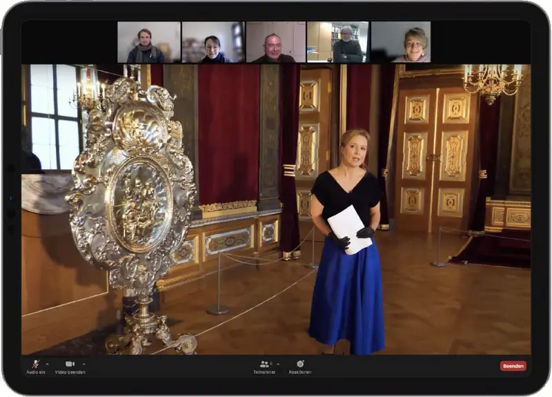 Eine Frau hält einen Vortrag via Zoom