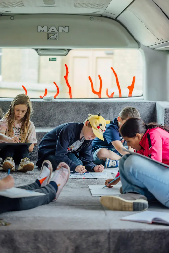 Kinder in einem Bus