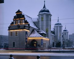 Gebäude zur Winterzeit von außen