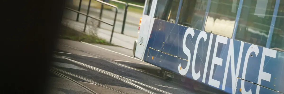 Ansicht einer Straßenbahn mit dem Aufdruck Science
