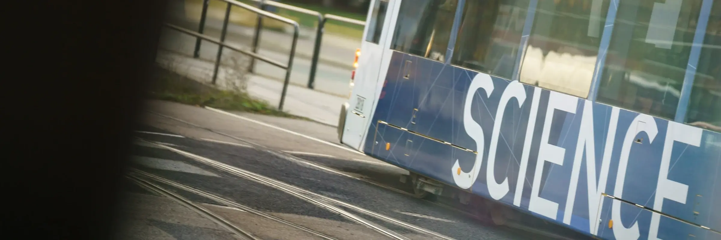Ansicht einer Straßenbahn mit dem Aufdruck Science