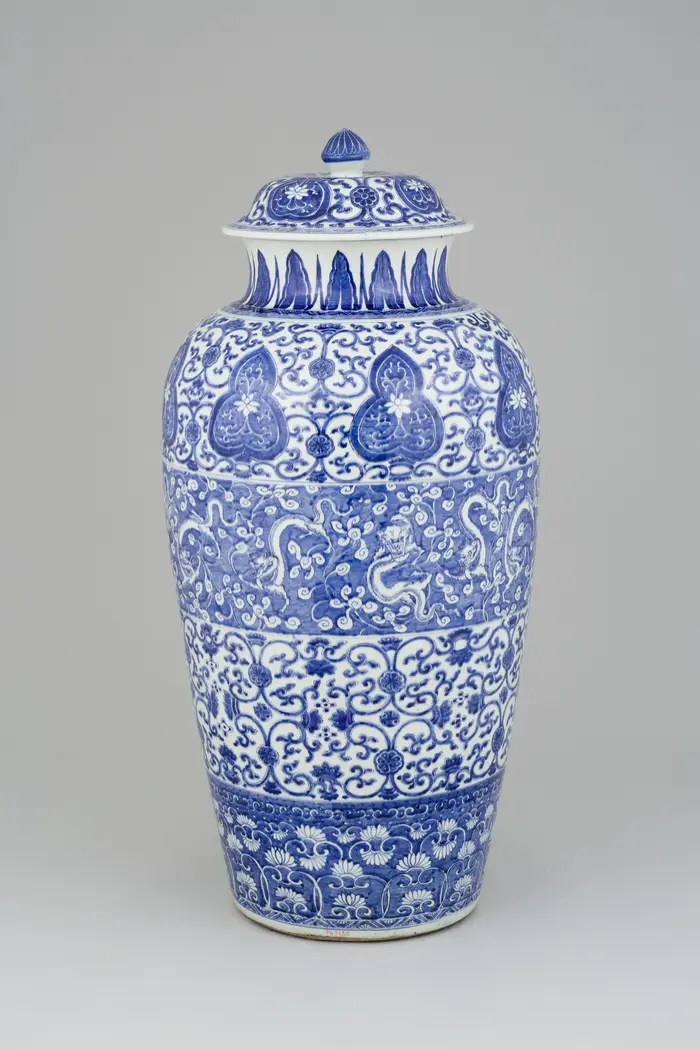 Monumentale Deckelvase, sog. Dragonervase, China, Jingdezhen, um 1675–1700