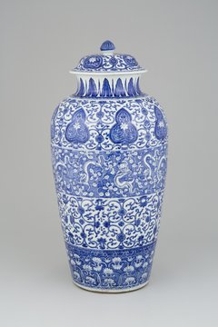 Monumentale Deckelvase, sog. Dragonervase, China, Jingdezhen, um 1675–1700