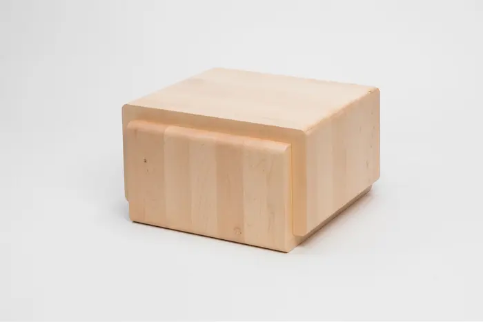 Ein viereckiges Holzobjekt