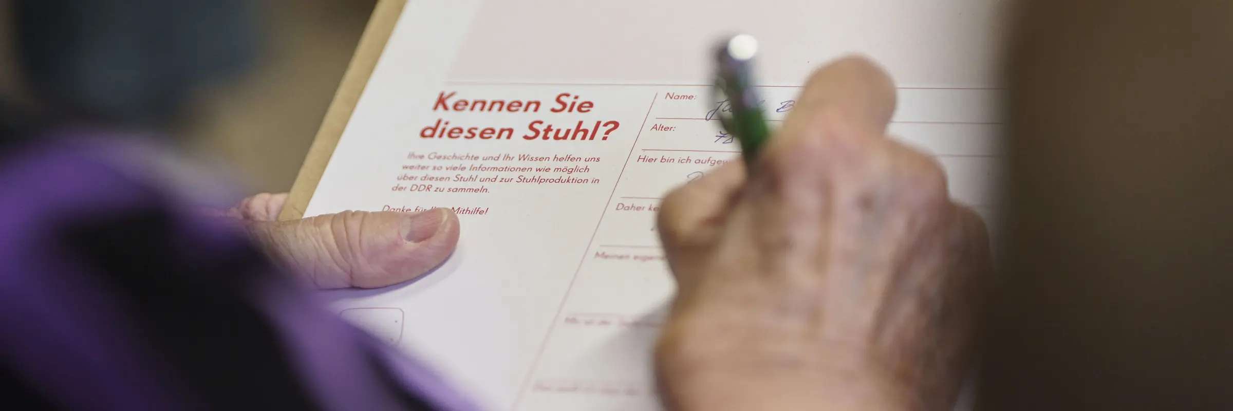 Person mit Fragebogen