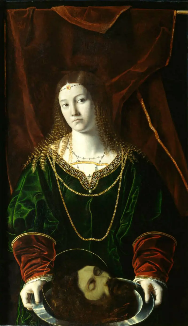 Eine reich geschmückte Frau hält ein Tablet mit einem männlichen Kopf. 