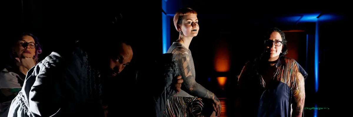 Fünf posierende Personen, beim Großteil Tattoos sichtbar