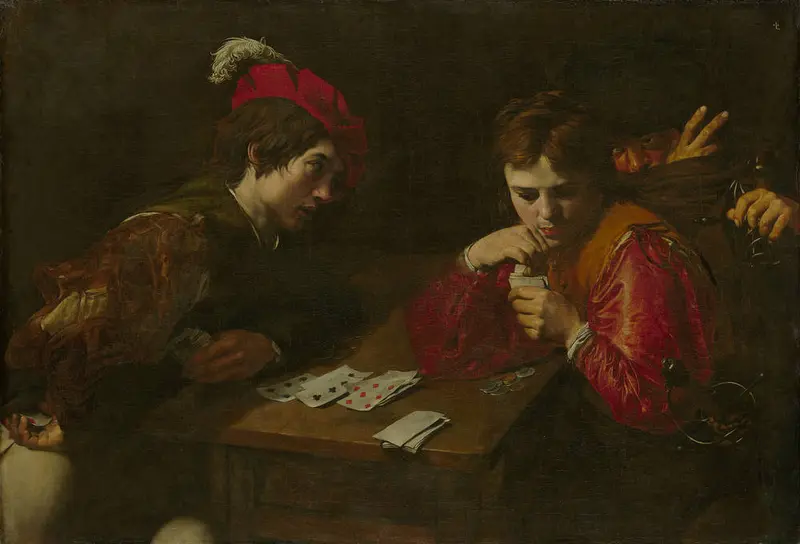 Zwei junge Männer spielen Karten, dahinter ist eine dritte Person zu sehen, die die Karte eines der Männer verrät. 