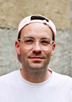 Portrait Mann mit Brille und Cappi