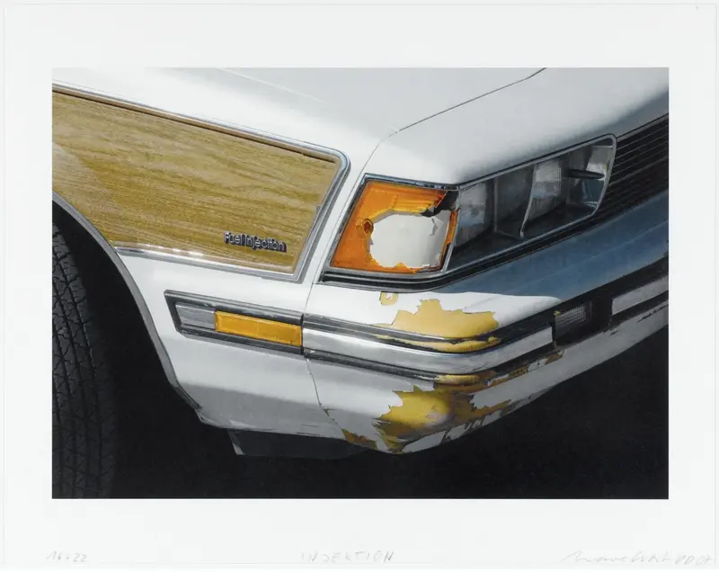 Foto mit der beschädigten Front eines Autos