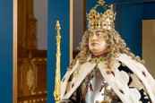 Masken und Kronen. Festkultur und Machtrepräsentation am Dresdner Hof (Krönungsfigur Augusts des Starken von 1697) Raumansicht mit einer Figur mit Königsmantel