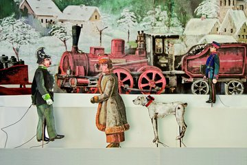 Lokomotive in einer Winterlandschaft, zwei Offiziere, ein weiterer Mann und ein Hund