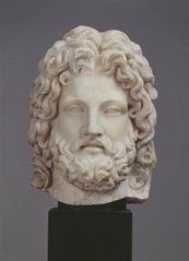 Kopf eines bärtigen Gottes Büste eines Mannes mit mittellangen Haaren und Bart